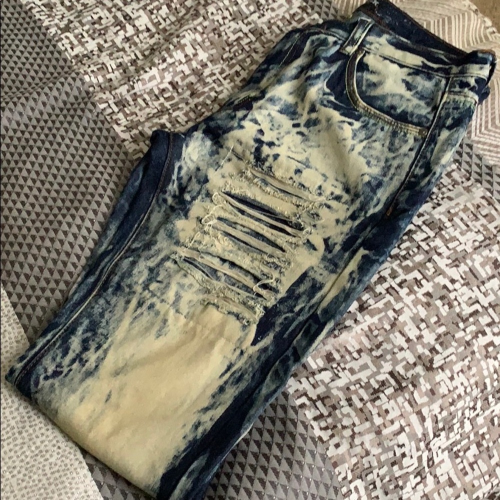 Men’s distressed jeans
